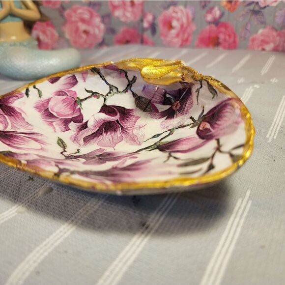 DECOUPAGE CLAM SHELL DECOUPAGE PURPLE FLOWERS ON A CLAM SHELL TRINKET DISH - Picture 7 of 9